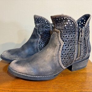 Circle G Ankle Distressed Boots Women's 9M